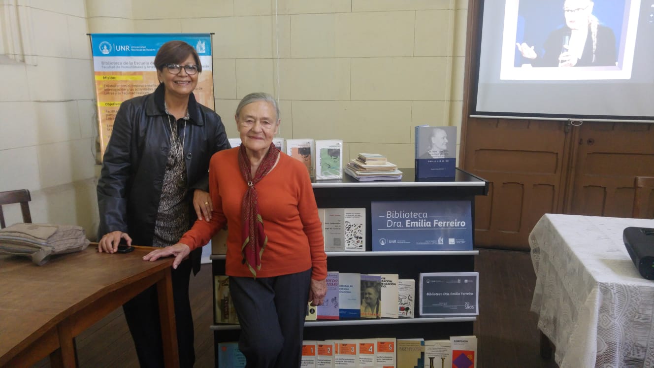 /images/ef-gallery-01/59. Mónica Báez e Emília Ferreiro. Inauguração da Biblioteca Emília Ferreiro - Biblioteca Central da Faculdade de Letras, UNR, 2017.jpeg